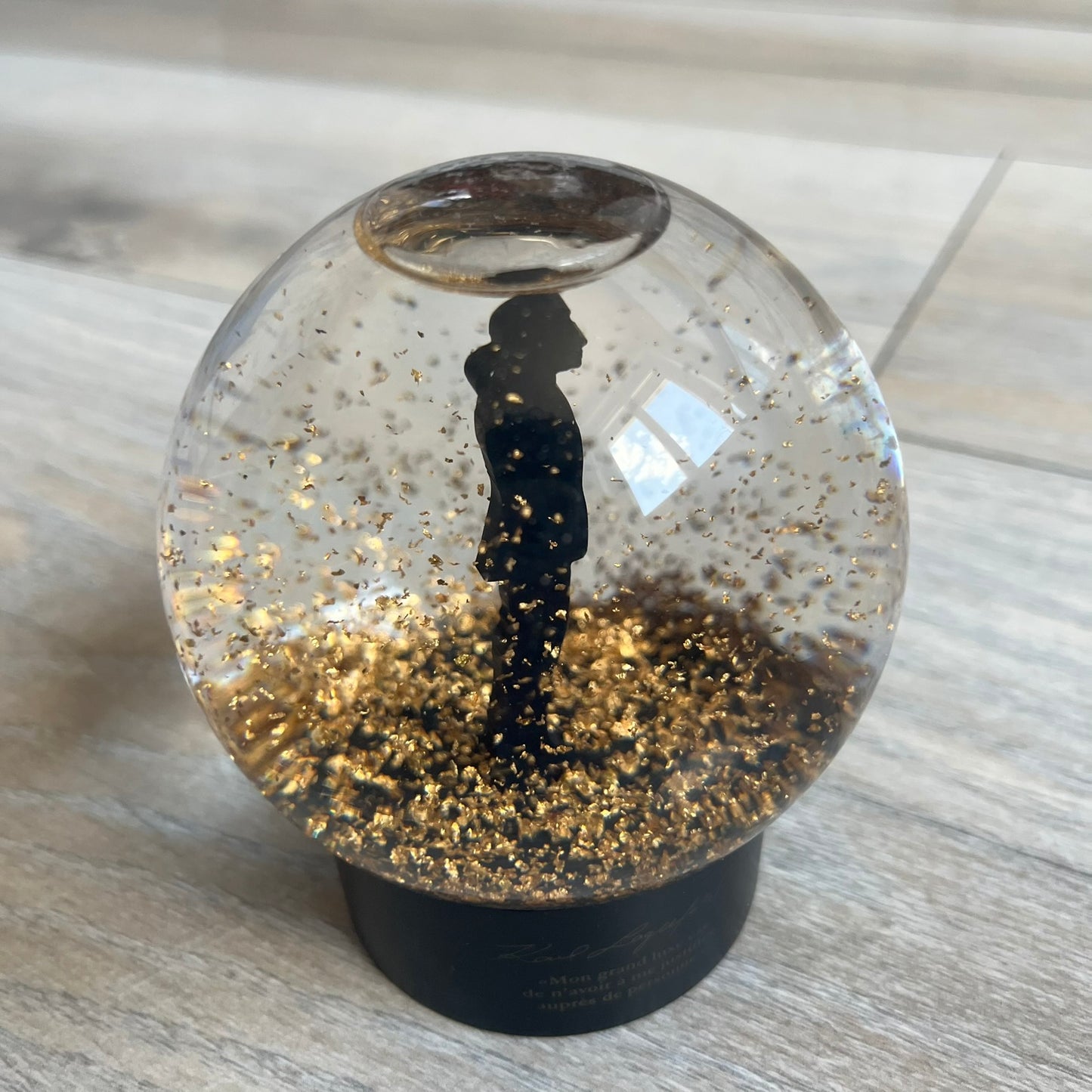 Karl Lagerfeld 2011 Sephora Snow Globe is a special vintage collector’s edition released in November 2011 in collaboration with Sephora. The globe features Karl Lagerfeld’s silhouette inside, with gold glitter instead of snow, and the front displays the inscription “Mon grand luxe est de n'avoir à me justifier auprès de personne.” It includes the original sticker “Karl Lagerfeld pour Sephora” and commemorates Lagerfeld’s final collaboration with the brand.