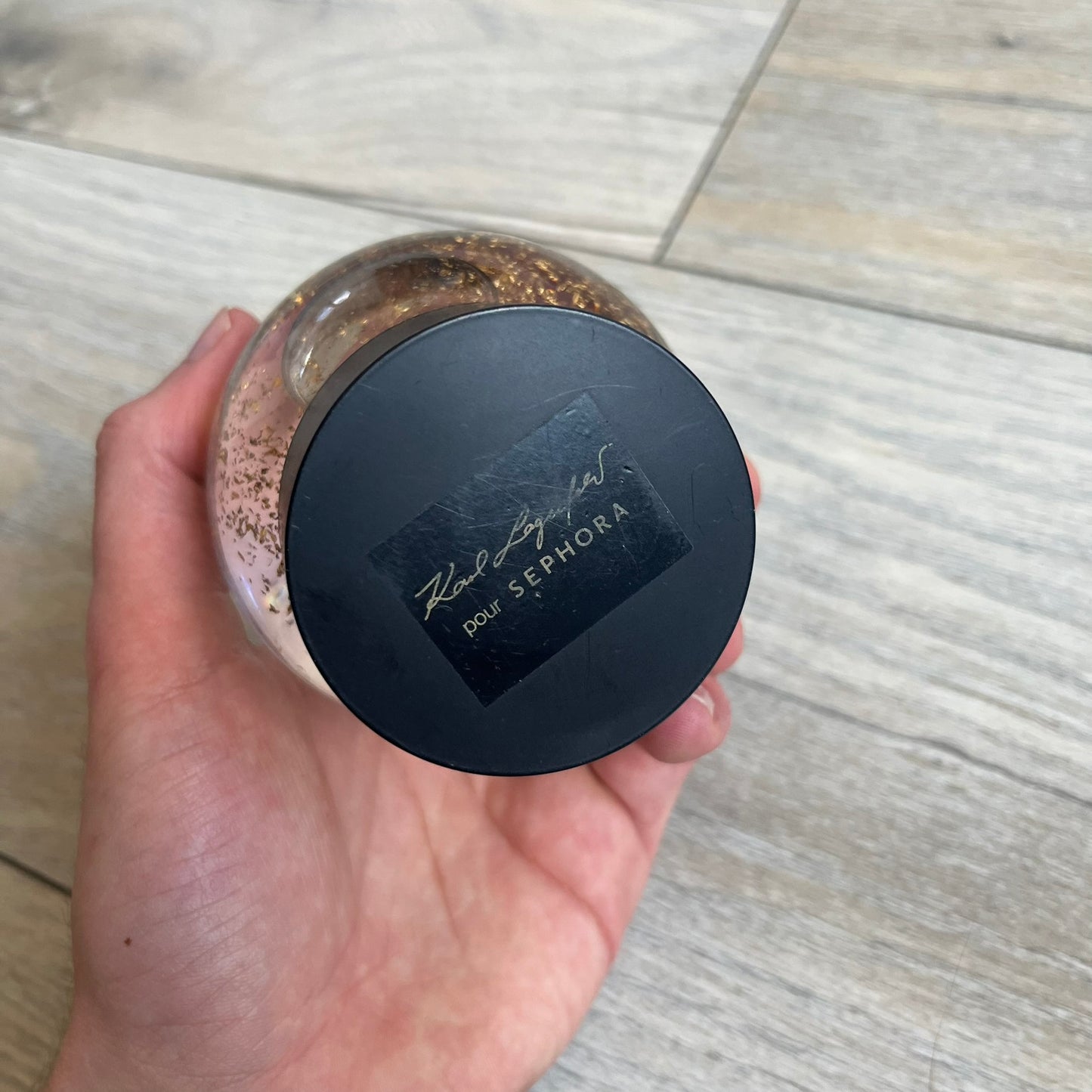 Karl Lagerfeld 2011 Sephora Snow Globe is a special vintage collector’s edition released in November 2011 in collaboration with Sephora. The globe features Karl Lagerfeld’s silhouette inside, with gold glitter instead of snow, and the front displays the inscription “Mon grand luxe est de n'avoir à me justifier auprès de personne.” It includes the original sticker “Karl Lagerfeld pour Sephora” and commemorates Lagerfeld’s final collaboration with the brand.