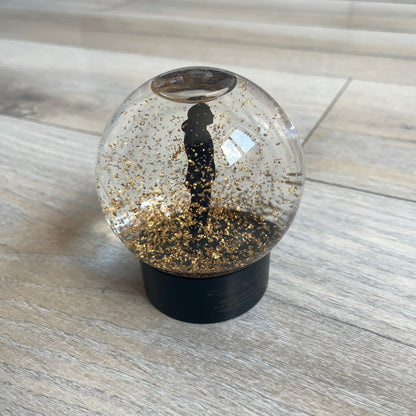 Karl Lagerfeld 2011 Sephora Snow Globe is a special vintage collector’s edition released in November 2011 in collaboration with Sephora. The globe features Karl Lagerfeld’s silhouette inside, with gold glitter instead of snow, and the front displays the inscription “Mon grand luxe est de n'avoir à me justifier auprès de personne.” It includes the original sticker “Karl Lagerfeld pour Sephora” and commemorates Lagerfeld’s final collaboration with the brand.