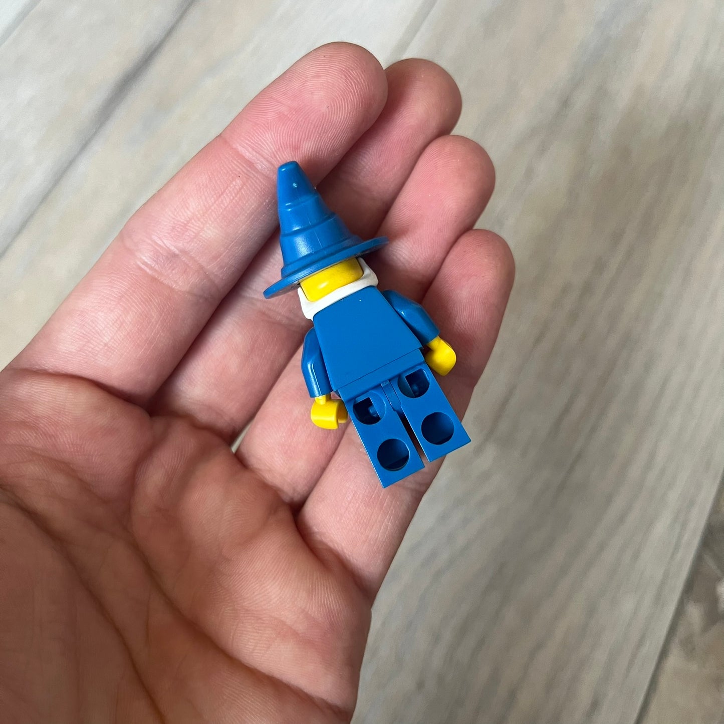LEGO Kingdoms 853088 Majisto Wizard Keychain is a 2011 release featuring a LEGO Kingdoms Wizard (Majisto) minifigure attached to a sturdy metal key chain. The minifigure is fixed to the chain and designed for use as a keychain or backpack accessory.