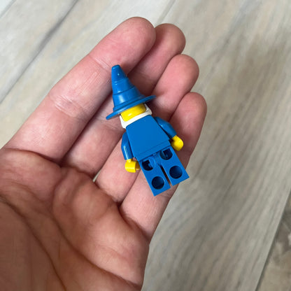 LEGO Kingdoms 853088 Majisto Wizard Keychain is a 2011 release featuring a LEGO Kingdoms Wizard (Majisto) minifigure attached to a sturdy metal key chain. The minifigure is fixed to the chain and designed for use as a keychain or backpack accessory.