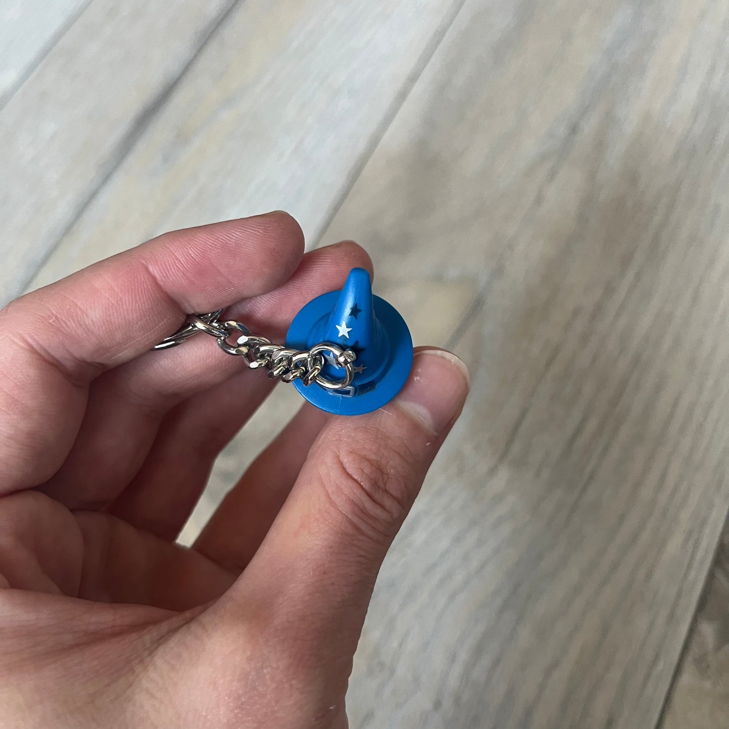 LEGO Kingdoms 853088 Majisto Wizard Keychain is a 2011 release featuring a LEGO Kingdoms Wizard (Majisto) minifigure attached to a sturdy metal key chain. The minifigure is fixed to the chain and designed for use as a keychain or backpack accessory.