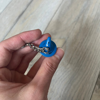 LEGO Kingdoms 853088 Majisto Wizard Keychain is a 2011 release featuring a LEGO Kingdoms Wizard (Majisto) minifigure attached to a sturdy metal key chain. The minifigure is fixed to the chain and designed for use as a keychain or backpack accessory.