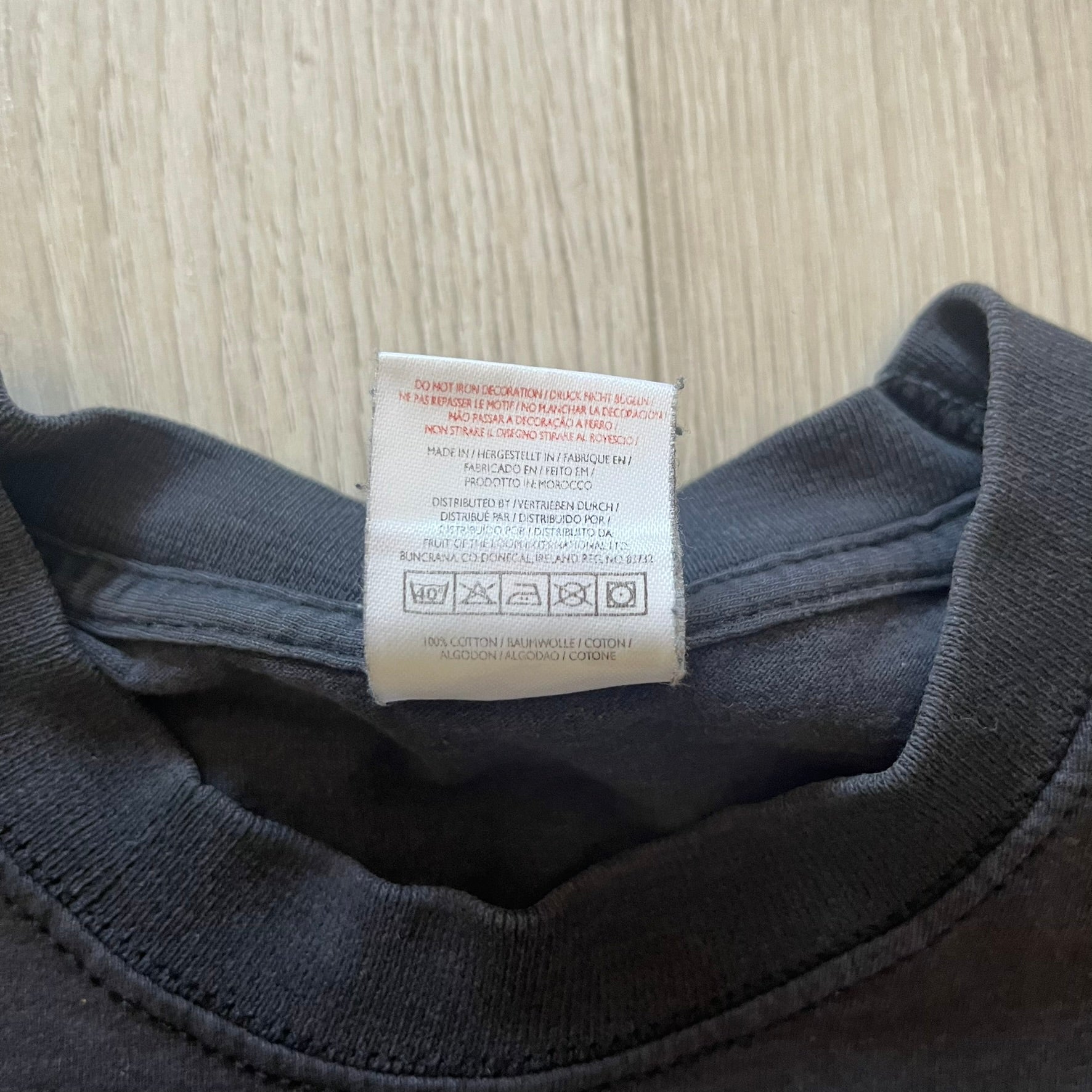 Rare 2000s Lego Bionicle T-shirt showcasing Toa Hordika Vakama from the 2005 set. Features the glowing Bionicle logo under the Binicle, small Lego branding and a naturally sunfaded black wash. A collectible tee that perfectly captures early-2000s nostalgia.