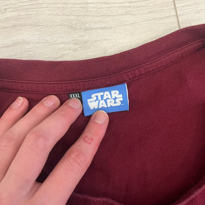 This Lego Star Wars 2008 Jedi Tee (XXXL) in burgundy showcases Luke Skywalker wielding a blue lightsaber with a 'cracked' “I Am a Jedi” text. Officially licensed by Lego Star Wars, the tee includes authentic 2008 branding under the Luke minifigure graphic.