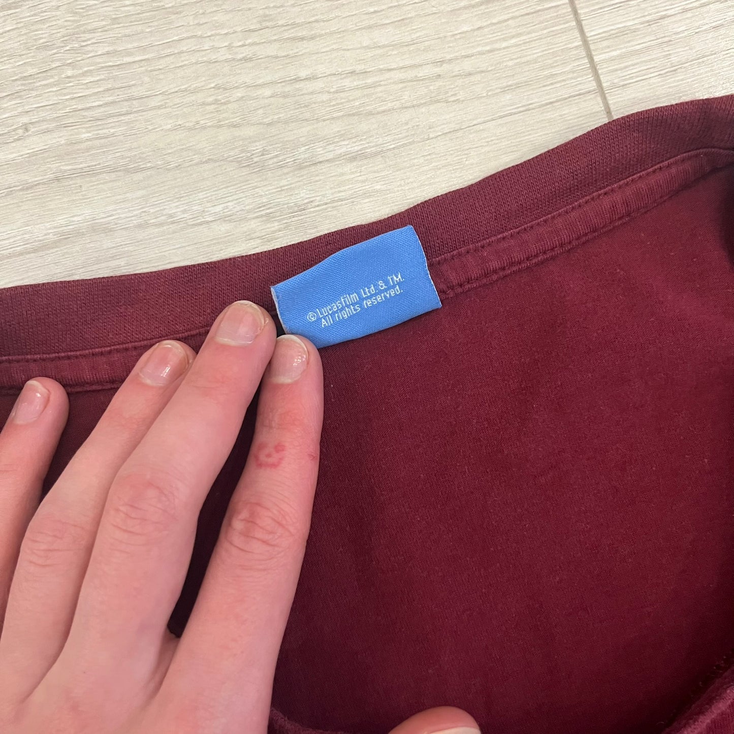 This Lego Star Wars 2008 Jedi Tee (XXXL) in burgundy showcases Luke Skywalker wielding a blue lightsaber with a 'cracked' “I Am a Jedi” text. Officially licensed by Lego Star Wars, the tee includes authentic 2008 branding under the Luke minifigure graphic.