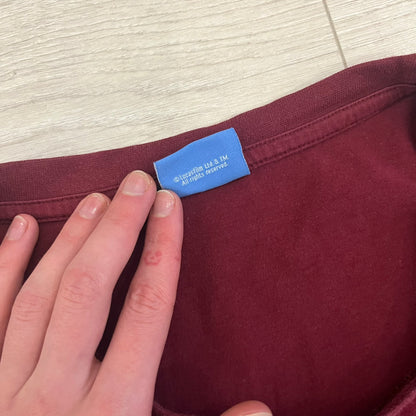 This Lego Star Wars 2008 Jedi Tee (XXXL) in burgundy showcases Luke Skywalker wielding a blue lightsaber with a 'cracked' “I Am a Jedi” text. Officially licensed by Lego Star Wars, the tee includes authentic 2008 branding under the Luke minifigure graphic.