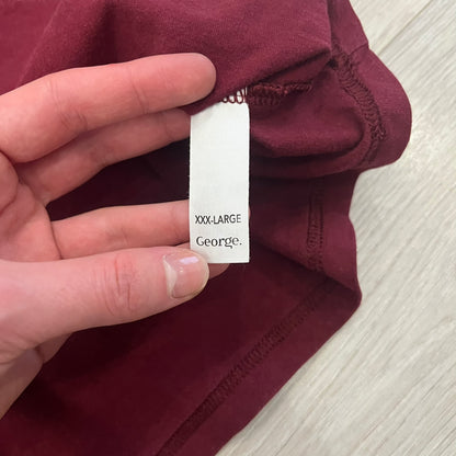 This Lego Star Wars 2008 Jedi Tee (XXXL) in burgundy showcases Luke Skywalker wielding a blue lightsaber with a 'cracked' “I Am a Jedi” text. Officially licensed by Lego Star Wars, the tee includes authentic 2008 branding under the Luke minifigure graphic.