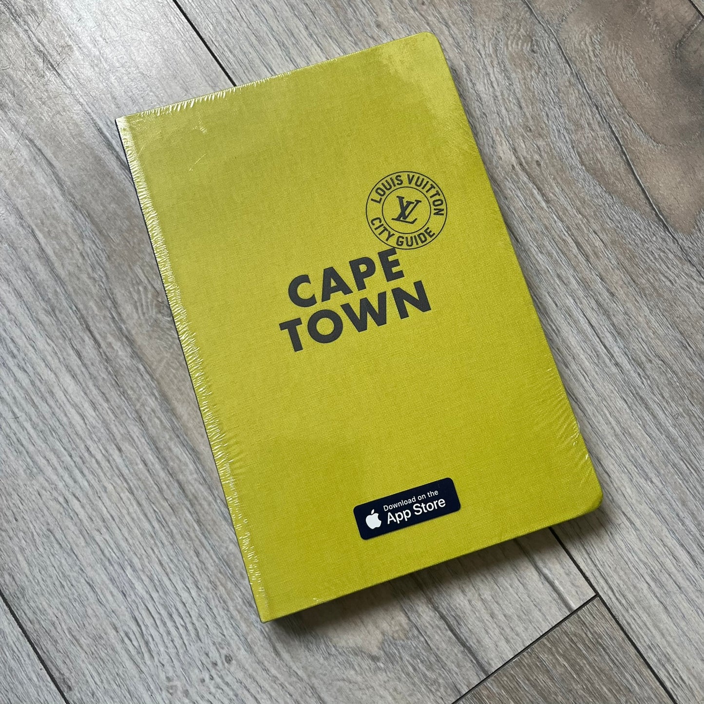 Louis Vuitton “Cape Town” City Guide is an English-language travel book with cloth binding, featuring contributions from writers Paul Duncan and Pnina Fenster. The guide includes a special guest contribution from Justin Fox, with exclusive photography by Grégoire Eloy. It covers Cape Town’s hotels, restaurants, cultural landmarks, and creative hubs, offering curated insights into the city’s art, design, gastronomy, and culture.