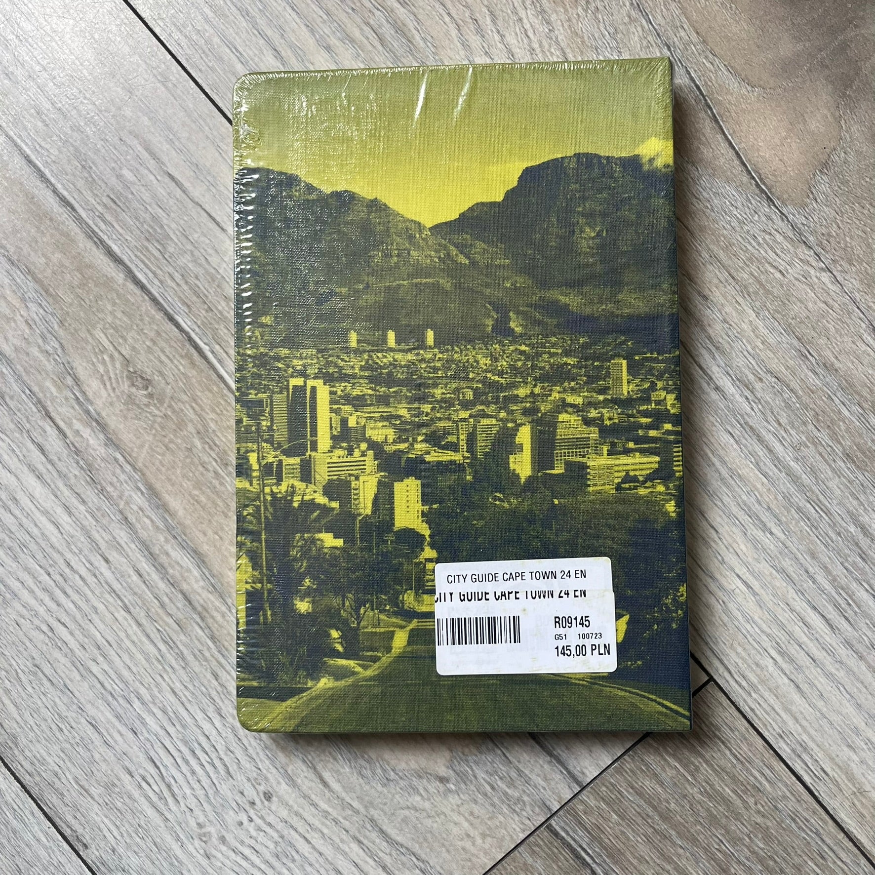 Louis Vuitton “Cape Town” City Guide is an English-language travel book with cloth binding, featuring contributions from writers Paul Duncan and Pnina Fenster. The guide includes a special guest contribution from Justin Fox, with exclusive photography by Grégoire Eloy. It covers Cape Town’s hotels, restaurants, cultural landmarks, and creative hubs, offering curated insights into the city’s art, design, gastronomy, and culture.