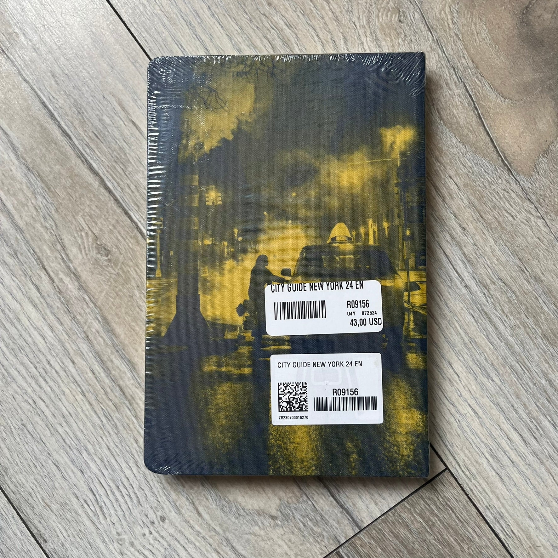 Louis Vuitton “New York” City Guide is an English-language travel book with cloth binding, featuring contributions from writers Carole Sabas, Marie Salomé Peyronnel, Aude Revier, and Fabrice Gaucher. The guide includes special guest contributions from Hank Willis Thomas and Rujeko Hockley, with exclusive photography by Pascal Aimar. It covers New York’s hotels, restaurants, cultural landmarks, and creative hubs, providing curated insights into the city’s art, design, gastronomy, and culture.