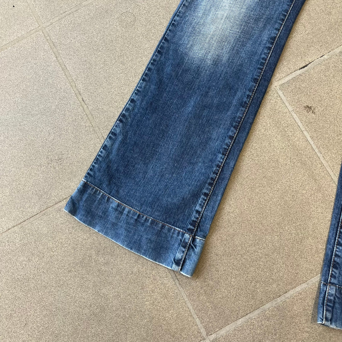 Love Moschino Hearts Bootcut Jeans feature blue denim with a white washed effect around the knees and a bootcut construction. They have a gold-tone Love Moschino button and two back pockets with raised horizontal heart-shaped stitching. Made from 98% cotton and 2% elastane.
