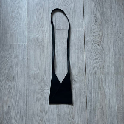 MM6 Maison Margiela Japanese 6 Accordion Phone Bag in black calf leather features a triangular silhouette, tonal stitching, and a single shoulder strap. Compact and structured, this Italian-made bag offers over-the-shoulder or crossbody wear, from the AW22 collection.