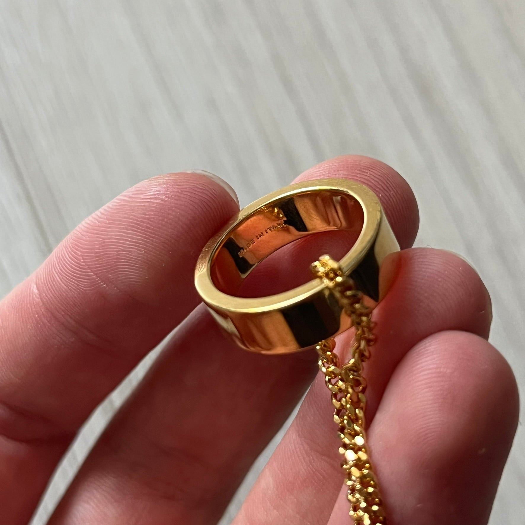 MM6 Maison Margiela gold-tone necklace featuring a polished ring pendant engraved with the brand’s signature number logo. Made in Italy from brass, the design includes a cable-link chain with adjustable length and lobster clasp fastening. A refined accessory that blends subtle branding with timeless elegance.