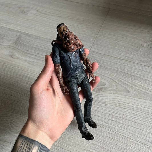 NECA Left 4 Dead Smoker Action Figure released in September 2012, based on the iconic zombie from Valve’s hit game L4D. Standing at 7-inch (1/12 scale), this plastic figure features detailed sculpting, articulation, and originally included a bendable tongue for dynamic posing (missing in this piece).