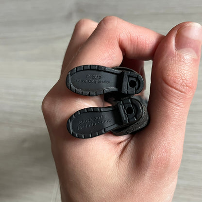 NECA Left 4 Dead Smoker Action Figure released in September 2012, based on the iconic zombie from Valve’s hit game L4D. Standing at 7-inch (1/12 scale), this plastic figure features detailed sculpting, articulation, and originally included a bendable tongue for dynamic posing (missing in this piece).