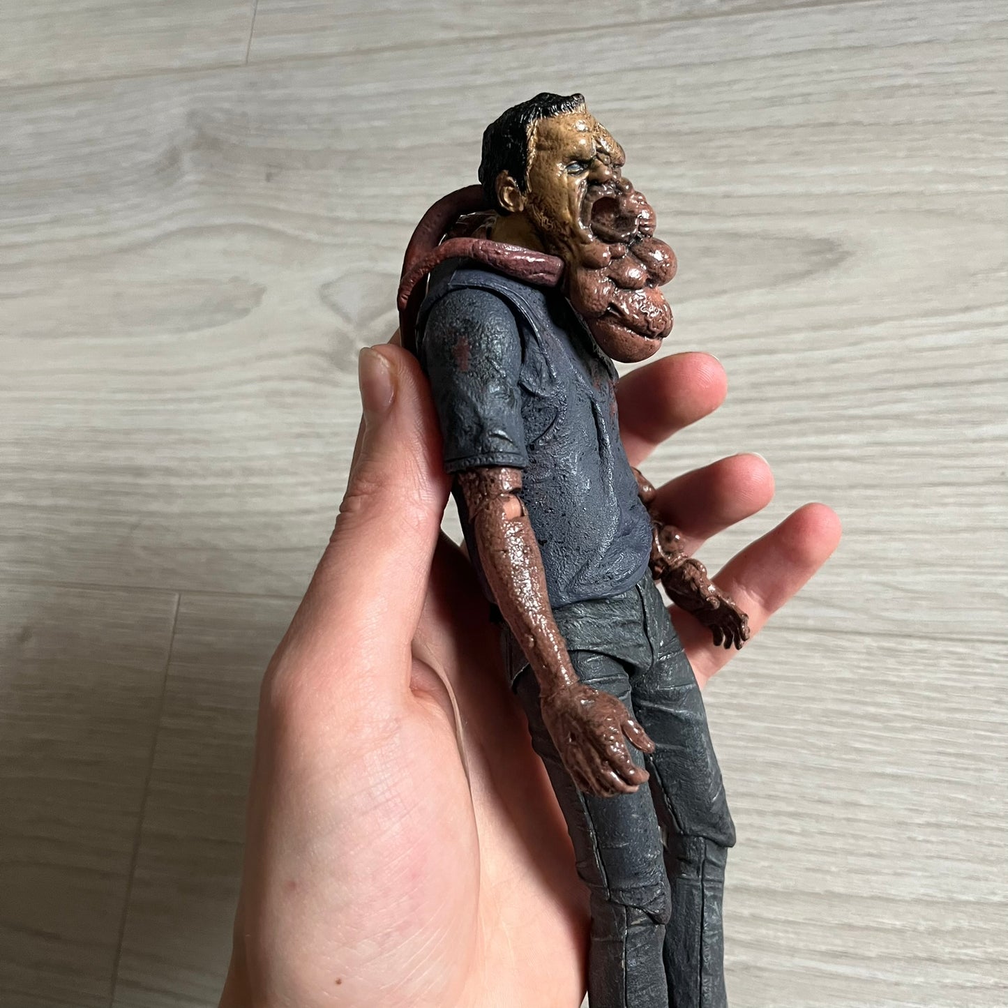 NECA Left 4 Dead Smoker Action Figure released in September 2012, based on the iconic zombie from Valve’s hit game L4D. Standing at 7-inch (1/12 scale), this plastic figure features detailed sculpting, articulation, and originally included a bendable tongue for dynamic posing (missing in this piece).