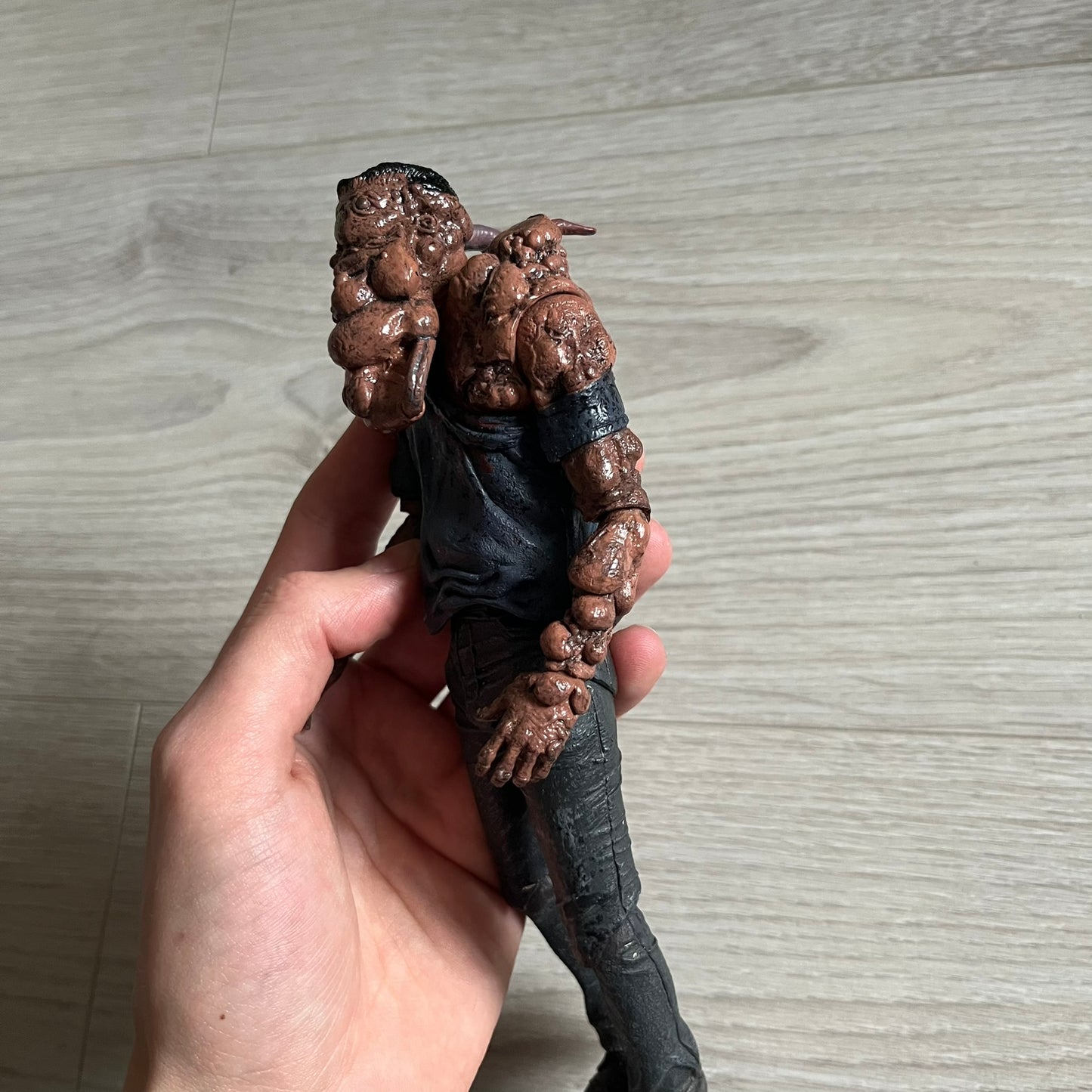 NECA Left 4 Dead Smoker Action Figure released in September 2012, based on the iconic zombie from Valve’s hit game L4D. Standing at 7-inch (1/12 scale), this plastic figure features detailed sculpting, articulation, and originally included a bendable tongue for dynamic posing (missing in this piece).