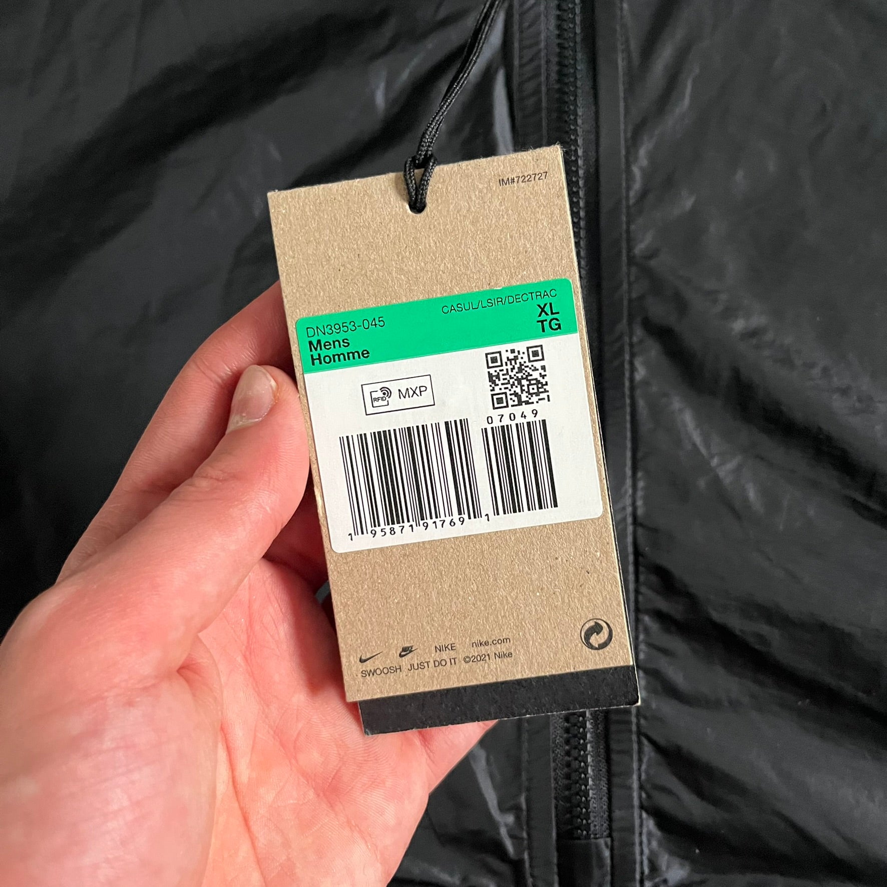 Nike ACG “Cinder Cone” Windbreaker in black, crafted from 100% recycled nylon ripstop. Features a lightweight, water-repellent shell, half-zip closure, and extended collar for added coverage. Designed with no shoulder seams for mobility and finished with printed ACG chest branding, two zippered pockets, and an internal baby carabiner.