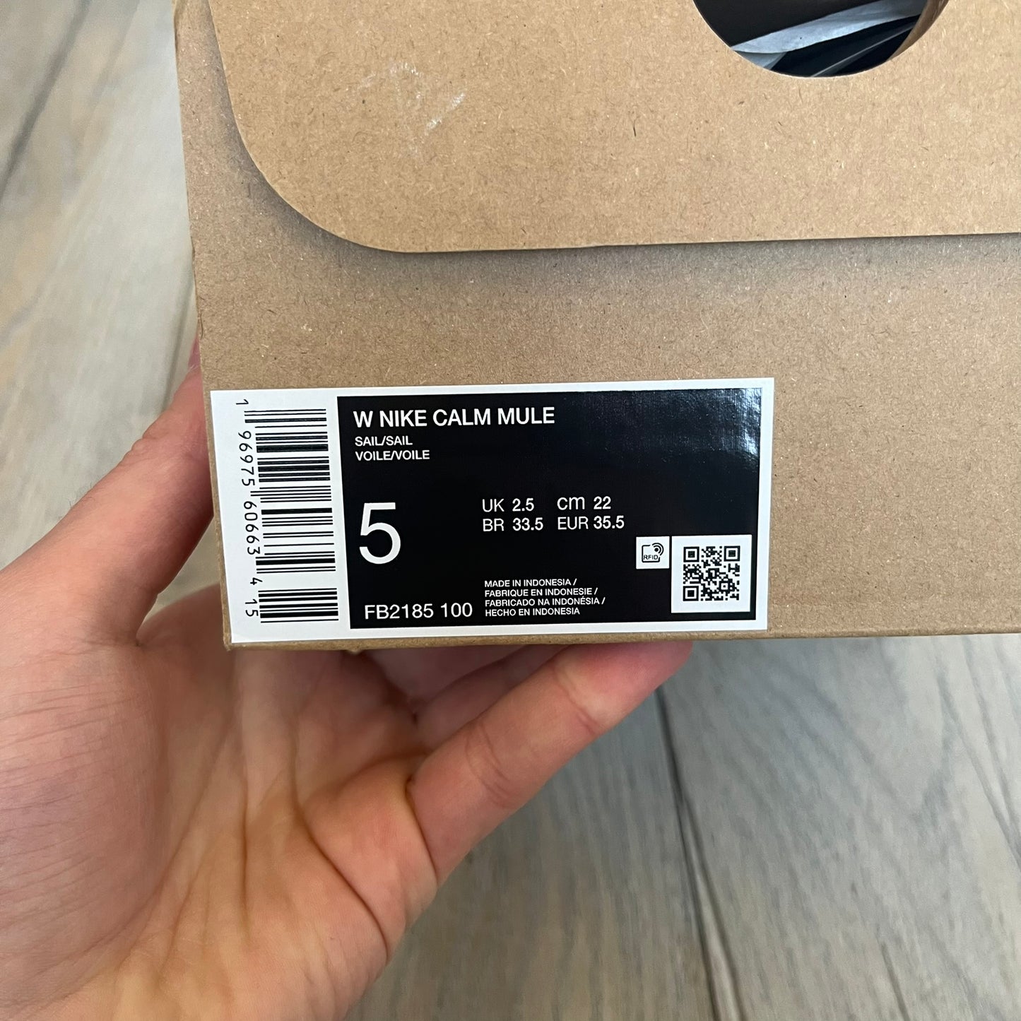 Nike Calm Mule Wmns White Sandals FB2185-100 are women’s slip-on mules finished in a Sail/White colorway, constructed from a single-piece foam upper for a seamless design. The model features water-resistant, easy-to-clean foam with a textured footbed and full-length rubber outsole for traction on wet surfaces. An adjustable and removable heel strap allows for a customizable fit, while side openings provide ventilation.