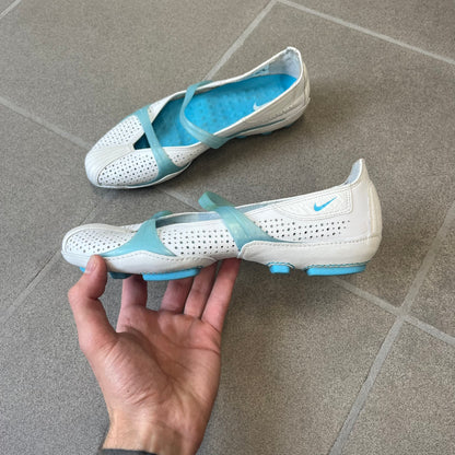 Nike City Knife 3 Barrette 2004 White Flats is a rare, packable hybrid ballet flat and athletic shoe designed by Michael DiTullo, blending a low-profile ballet-flat silhouette with technical mesh and ventilation. The white upper features perforated detailing, a small Nike Swoosh, and blue accents on the rubber top lines, interior, and sole.