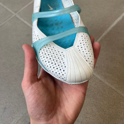 Nike City Knife 3 Barrette 2004 White Flats is a rare, packable hybrid ballet flat and athletic shoe designed by Michael DiTullo, blending a low-profile ballet-flat silhouette with technical mesh and ventilation. The white upper features perforated detailing, a small Nike Swoosh, and blue accents on the rubber top lines, interior, and sole.