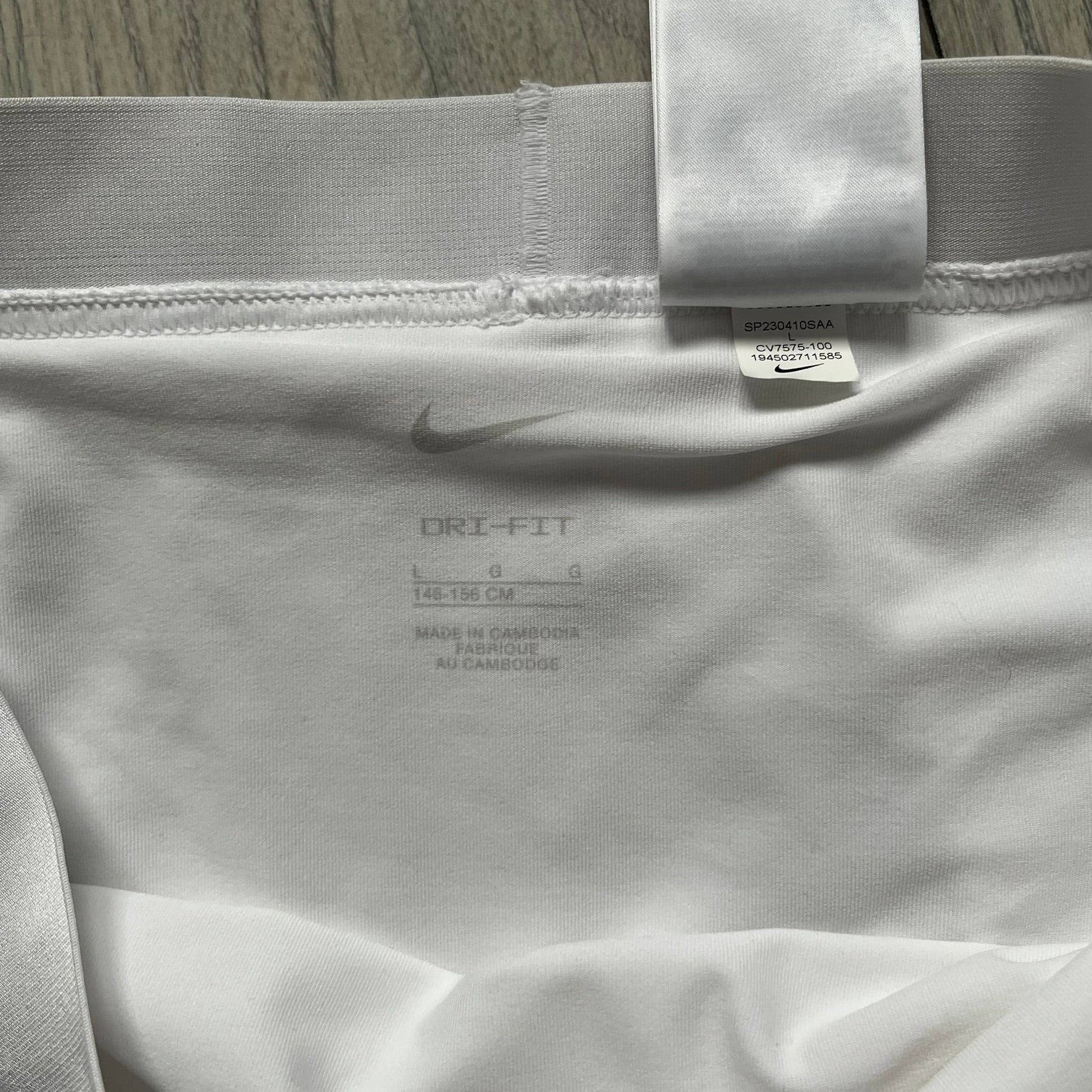 Nike Court Victory Tennis Skirt is a kids’ tennis skort with built-in inner shorts for coverage. The skirt features a textured fabric with fine linear detailing, while the waistband remains smooth, and a black Nike Swoosh is placed at the lower hem. The design includes a pleated section.