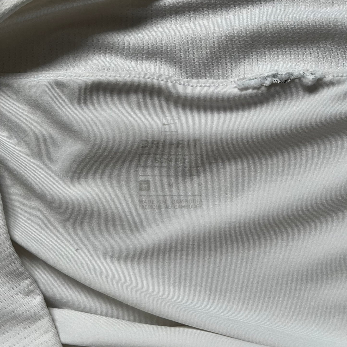 Nike Court Victory W Tennis Skirt is a women’s tennis skort with built-in inner shorts for coverage. The skirt is white with a Nike Swoosh at the lower hem and features a triangular cutout detail next to the logo for added mobility.