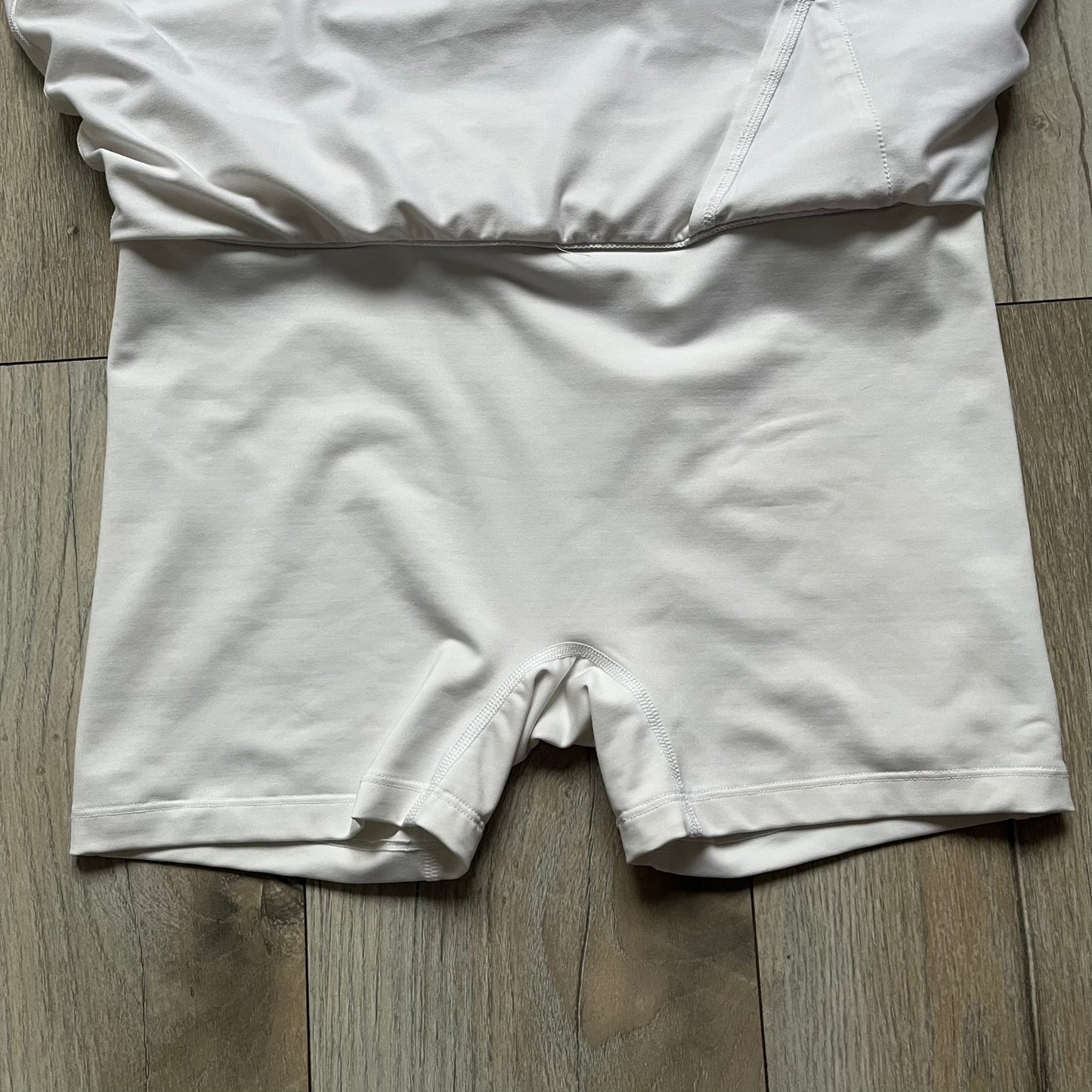 Nike Court Victory W Tennis Skirt is a women’s tennis skort with built-in inner shorts for coverage. The skirt is white with a Nike Swoosh at the lower hem and features a triangular cutout detail next to the logo for added mobility.