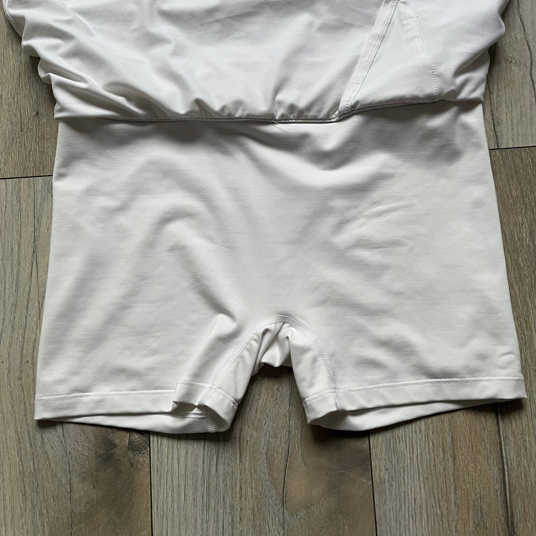 Nike Court Victory W Tennis Skirt is a women’s tennis skort with built-in inner shorts for coverage. The skirt is white with a Nike Swoosh at the lower hem and features a triangular cutout detail next to the logo for added mobility.