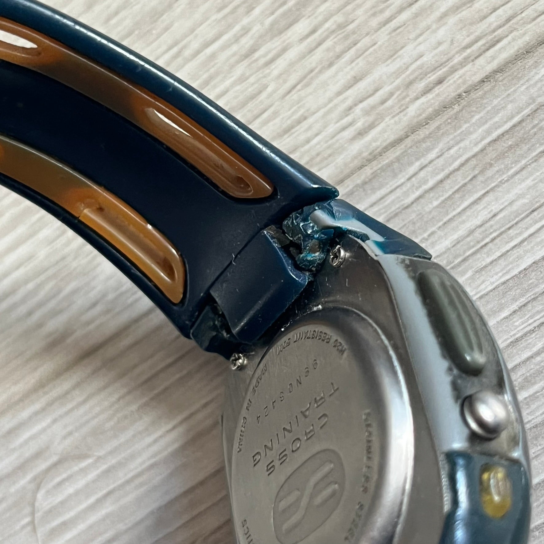 Nike Sports Chrono Cross Training Watch (WX0015) featuring a unique ana-digi “Covert” design with a partial hood over the analog dial. The display combines a three-hand analog setup with a curved dual-section LCD showing time, day, and mode. Water-resistant up to 50m and equipped with chronograph, timer, alarm, and dual-time functions, this model reflects Nike’s peak era of performance-driven digital innovation.