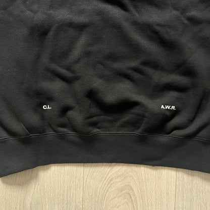 Nike x Nocta Fleece CS Hoodie in Black combines Drake’s refined streetwear vision with Nike’s premium craftsmanship. Made from an ultra-soft fleece blend, it features reflective piping, a silicone Swoosh logo and discreet NOCTA branding. With an adjustable hood, kangaroo pocket, and hidden zip pocket, this piece balances luxury comfort and technical precision.