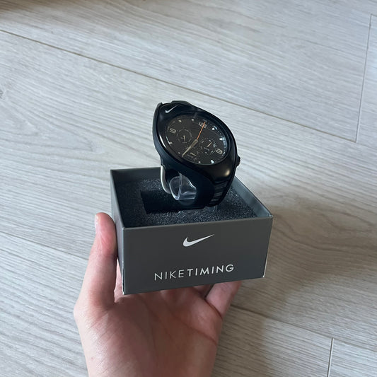 The Nike Triax Swift 3i WR0091 combines futuristic style with functionality. Fully blacked-out construction with silver accents, mineral crystal face and a striking oversized case. Includes day/date display and 100m water resistance. Comes with the original Nike Timing box/papers.
