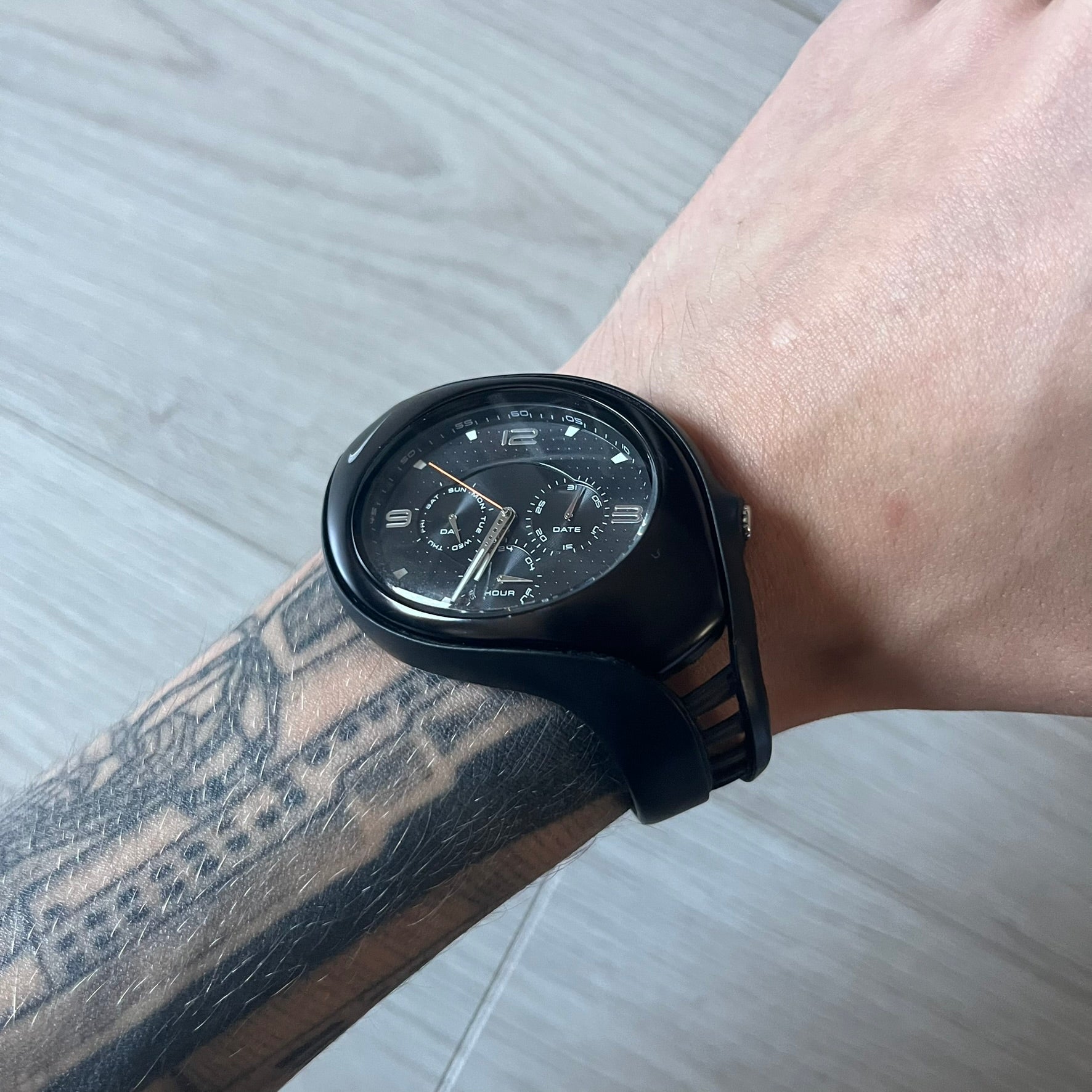 The Nike Triax Swift 3i WR0091 combines futuristic style with functionality. Fully blacked-out construction with silver accents, mineral crystal face and a striking oversized case. Includes day/date display and 100m water resistance. Comes with the original Nike Timing box/papers.
