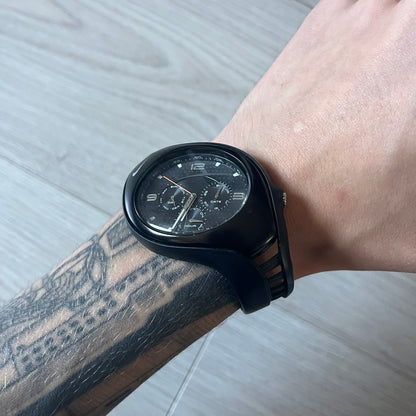 The Nike Triax Swift 3i WR0091 combines futuristic style with functionality. Fully blacked-out construction with silver accents, mineral crystal face and a striking oversized case. Includes day/date display and 100m water resistance. Comes with the original Nike Timing box/papers.