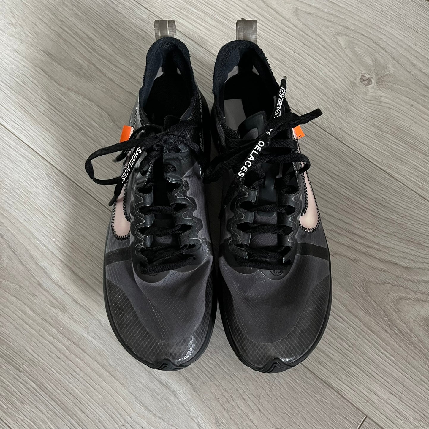 The Nike Zoom Fly Off-White Black Silver (AJ4588-001) reimagines Nike’s running silhouette through Virgil Abloh’s distinct Off-White lens. Built with a semi-translucent upper, black midsole, and bold white Swoosh, this 2018 release merges high-fashion design with advanced running technology.