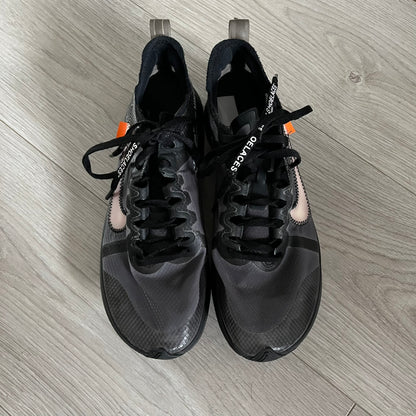 The Nike Zoom Fly Off-White Black Silver (AJ4588-001) reimagines Nike’s running silhouette through Virgil Abloh’s distinct Off-White lens. Built with a semi-translucent upper, black midsole, and bold white Swoosh, this 2018 release merges high-fashion design with advanced running technology.