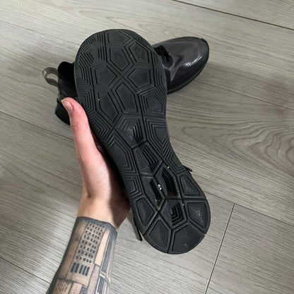 The Nike Zoom Fly Off-White Black Silver (AJ4588-001) reimagines Nike’s running silhouette through Virgil Abloh’s distinct Off-White lens. Built with a semi-translucent upper, black midsole, and bold white Swoosh, this 2018 release merges high-fashion design with advanced running technology.