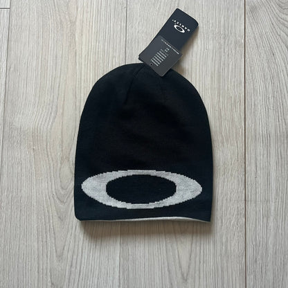 Oakley Ellipse Beanie Black crafted from soft 100% acrylic fabric with a reversible two-sided build. Includes Oakley’s signature Center white ellipse logo on the front. Designed for casual wear and outdoor performance with reliable warmth and fit.