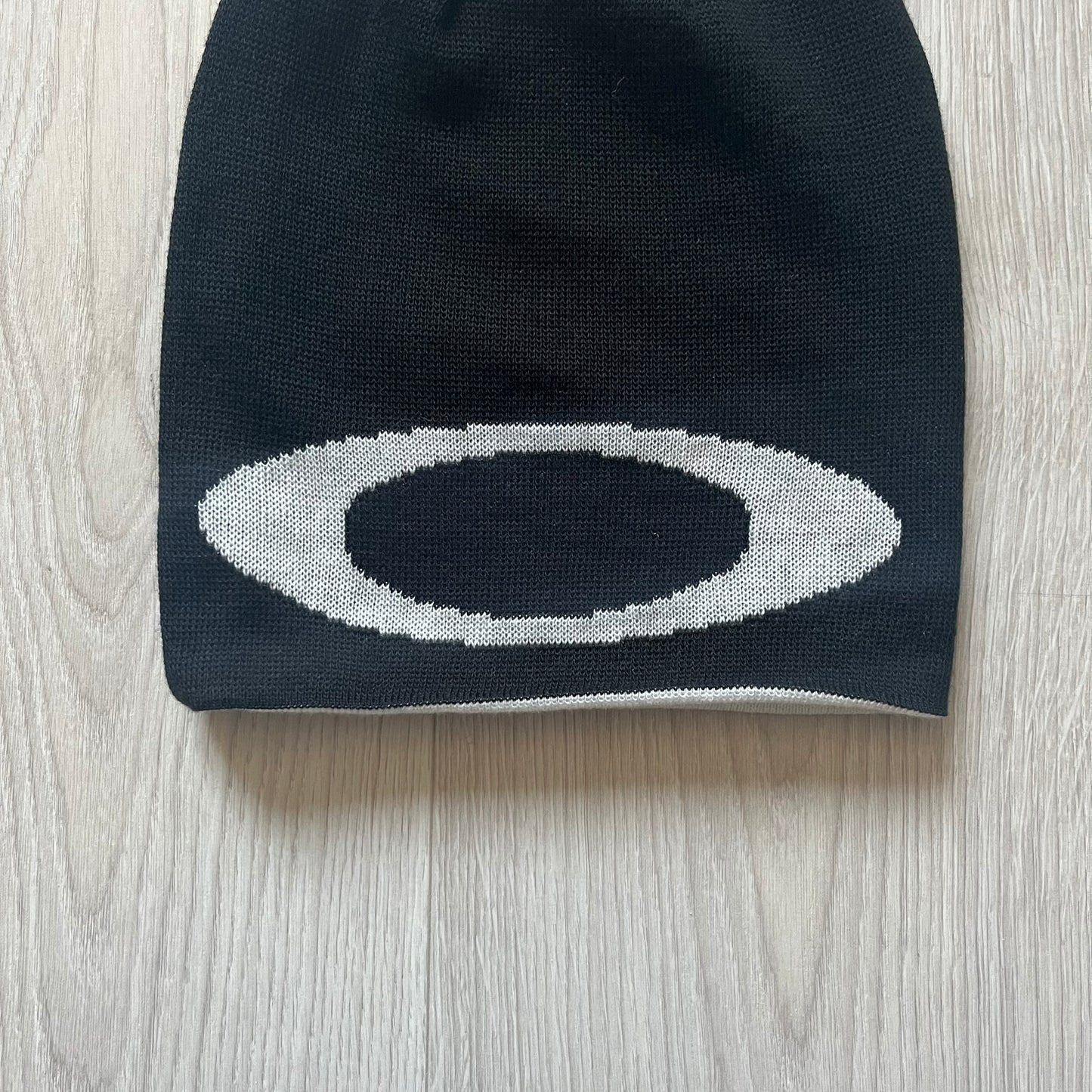 Oakley Ellipse Beanie Black crafted from soft 100% acrylic fabric with a reversible two-sided build. Includes Oakley’s signature Center white ellipse logo on the front. Designed for casual wear and outdoor performance with reliable warmth and fit.