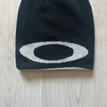 Oakley Ellipse Beanie Black crafted from soft 100% acrylic fabric with a reversible two-sided build. Includes Oakley’s signature Center white ellipse logo on the front. Designed for casual wear and outdoor performance with reliable warmth and fit.