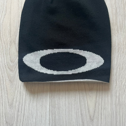 Oakley Ellipse Beanie Black crafted from soft 100% acrylic fabric with a reversible two-sided build. Includes Oakley’s signature Center white ellipse logo on the front. Designed for casual wear and outdoor performance with reliable warmth and fit.