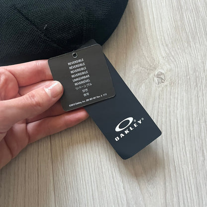 Oakley Ellipse Beanie Black crafted from soft 100% acrylic fabric with a reversible two-sided build. Includes Oakley’s signature Center white ellipse logo on the front. Designed for casual wear and outdoor performance with reliable warmth and fit.