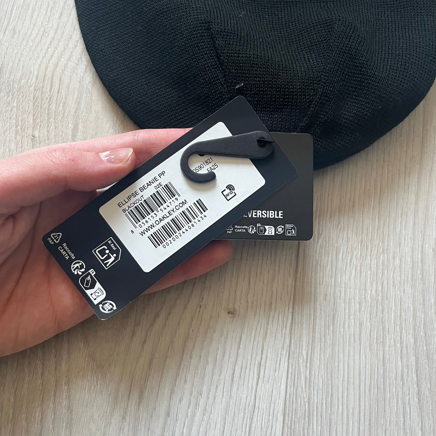 Oakley Ellipse Beanie Black crafted from soft 100% acrylic fabric with a reversible two-sided build. Includes Oakley’s signature Center white ellipse logo on the front. Designed for casual wear and outdoor performance with reliable warmth and fit.