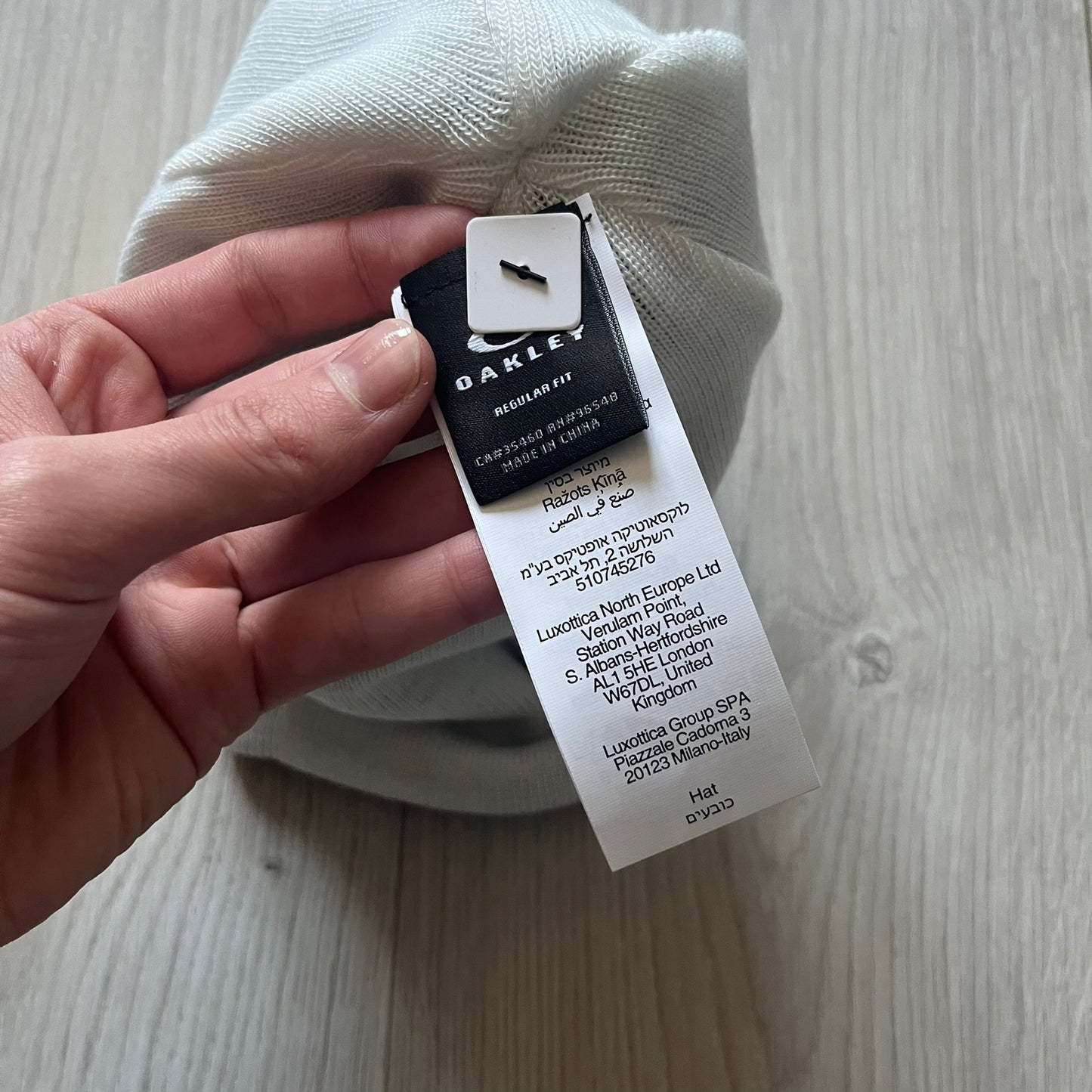 Oakley Ellipse Beanie Black crafted from soft 100% acrylic fabric with a reversible two-sided build. Includes Oakley’s signature Center white ellipse logo on the front. Designed for casual wear and outdoor performance with reliable warmth and fit.