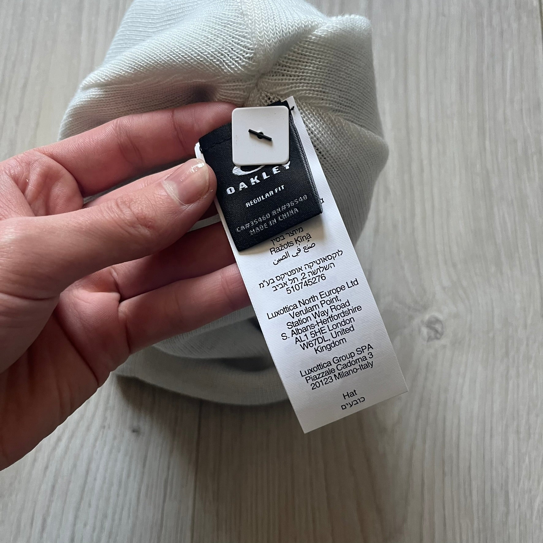 Oakley Ellipse Beanie Black crafted from soft 100% acrylic fabric with a reversible two-sided build. Includes Oakley’s signature Center white ellipse logo on the front. Designed for casual wear and outdoor performance with reliable warmth and fit.