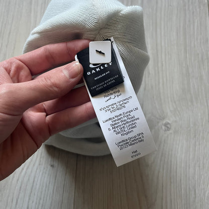 Oakley Ellipse Beanie Black crafted from soft 100% acrylic fabric with a reversible two-sided build. Includes Oakley’s signature Center white ellipse logo on the front. Designed for casual wear and outdoor performance with reliable warmth and fit.