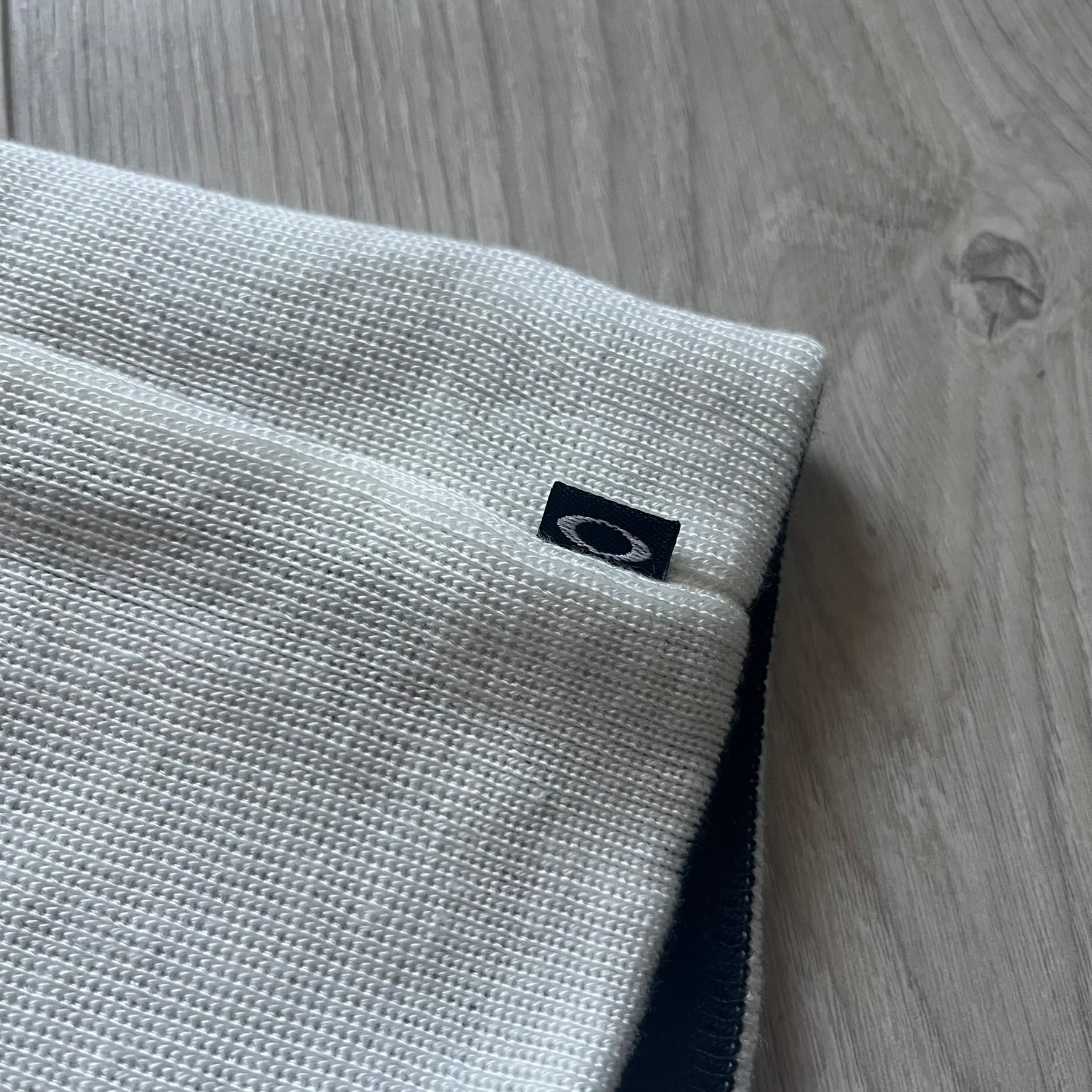 Oakley Ellipse Beanie Black crafted from soft 100% acrylic fabric with a reversible two-sided build. Includes Oakley’s signature Center white ellipse logo on the front. Designed for casual wear and outdoor performance with reliable warmth and fit.