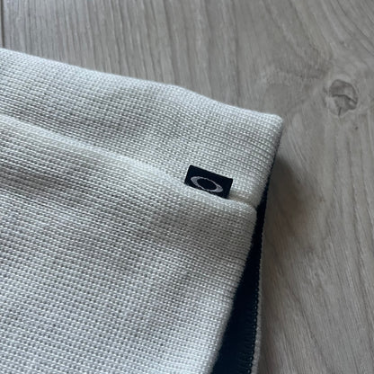 Oakley Ellipse Beanie Black crafted from soft 100% acrylic fabric with a reversible two-sided build. Includes Oakley’s signature Center white ellipse logo on the front. Designed for casual wear and outdoor performance with reliable warmth and fit.