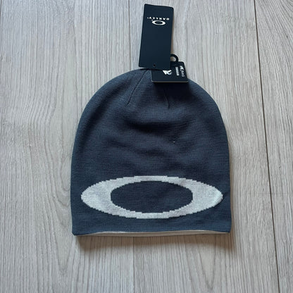 Oakley Ellipse Beanie Gray crafted from soft 100% acrylic fabric with a reversible two-sided build. Includes Oakley’s signature Center white ellipse logo on the front. Designed for casual wear and outdoor performance with reliable warmth and fit.
